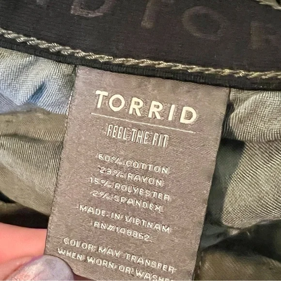 NWOT Torrid Sky High Skinny Jeans (short) - Picture 6 of 7